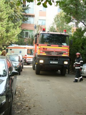 Explozie într-un bloc din Constanţa, din cauza unei butelii: o femeie a fost preluată de ambulanţă!